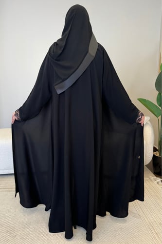 عباية رسمية بأكمام دانتيل