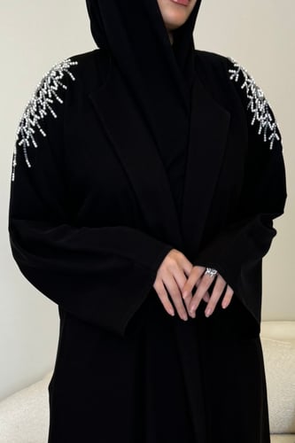 عباية كريب بشك فضي على الكتف