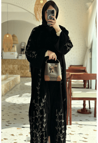 عباية مخمل اسود مع خيوط التطريز المشجرة