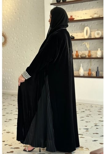 عباية شتوية من المخمل الأسود والكسرات الجانبية