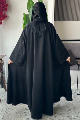 عباية كلوش بتطريز اسود مع كرستال