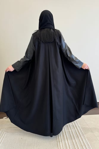 عباية رسمية بقماش الجوخ المقلم مع أكمام جلد أسود