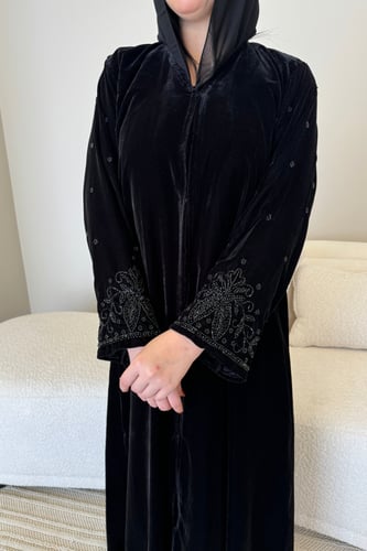 عباية مخمل بأكمام شك أسود
