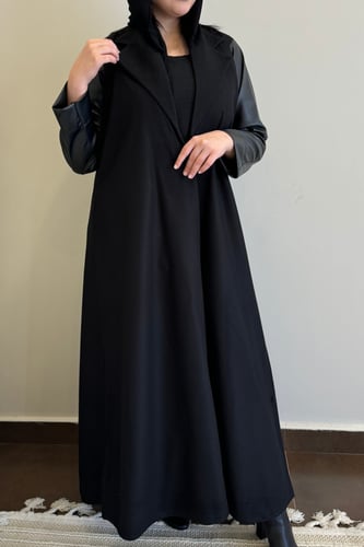 عباية رسمية بقماش الجوخ المقلم مع أكمام جلد أسود