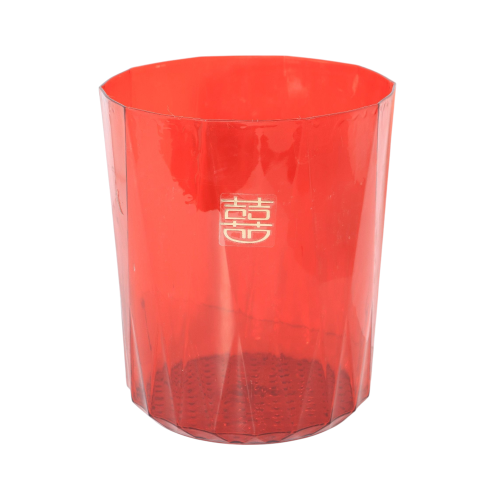 صطل زباله وسط بلاستيك