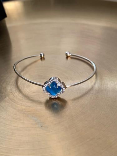 اسورة يد بفص أزرق