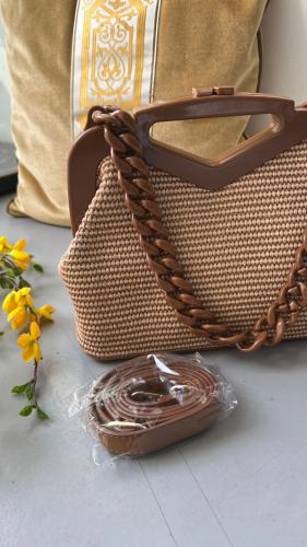 شنطة خيش واللون البني
