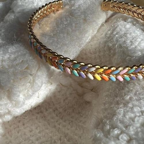 اسورة يد ملونة