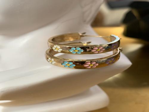 حلق دائري ذهبي مع ورود ملونة