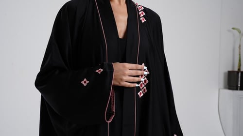 عباية حرير كوري اسود تطريز يدوي بلون الوردي الفاتح...