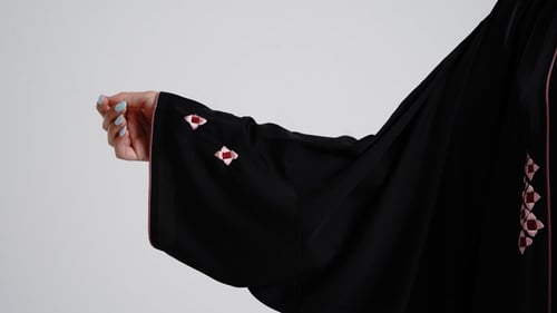 عباية حرير كوري اسود تطريز يدوي بلون الوردي الفاتح...