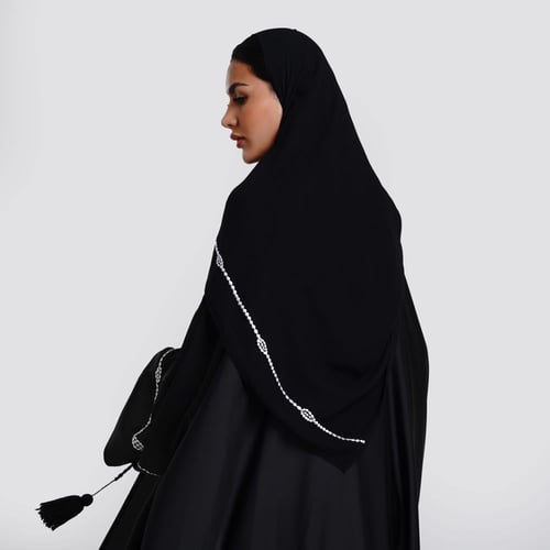 عباية حرير كوري اسود غامق بتطريز ابيض ودناديش صوف