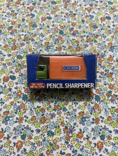 براية قديمة - على شكل شاحنة / اخضر