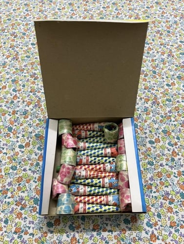 كرتون جميل قديم بداخله 12 مزماز ( لا تعمل بسبب الق...