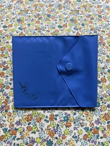 محفظة قديمة بدفتر ارقام هواتف - أزرق