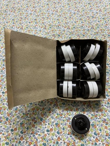 كرتون مفاتيح كهرباء قديمة ( 12 حبة )