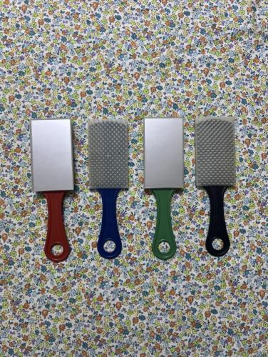 4 امشاط قديمة ( الوان مختلفة )