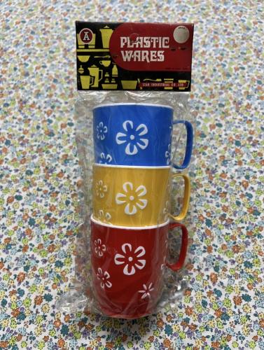 كاسات قديمة ( بها شروخ بسبب القِدم )