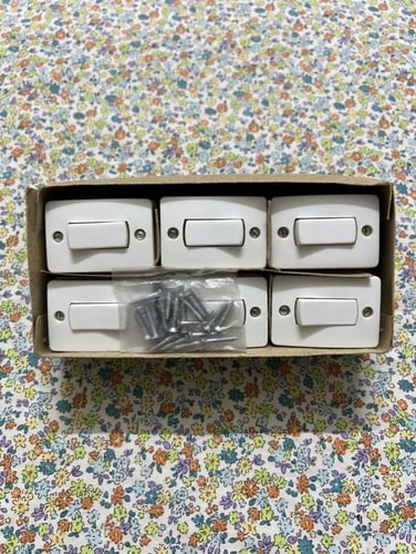 كرتون مفاتيح كهرباء قديمة ( 12 حبة )