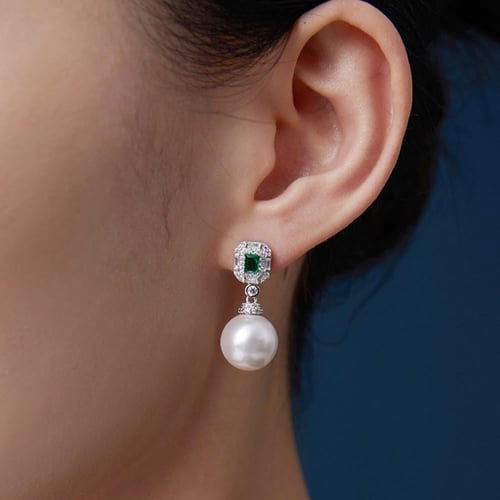 أقراط مرصّعة بالزركون الأخضر