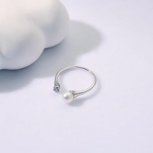 خاتم مرصّع بالزركون