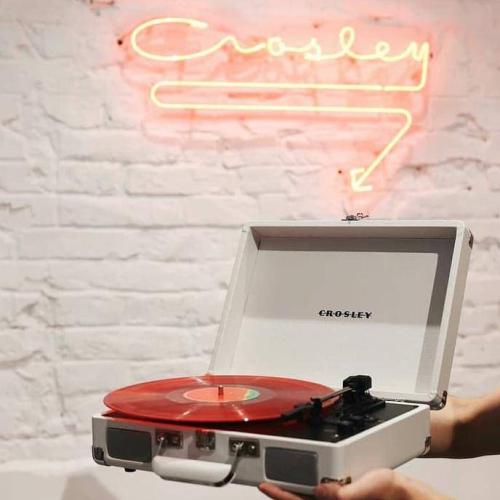 مشغل اسطوانات Crosley بخاصية البلوتوث - رملي ابيض