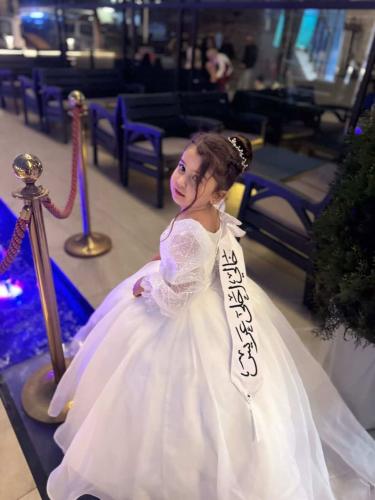 فستان ملكي مع وشاح تطريز