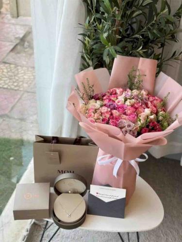 A luxurious bouquet with a necklace MOH
