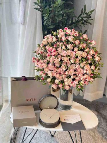 Elegant vase with MOH necklace