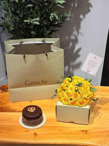 Arrangement on the box with chocolate cake