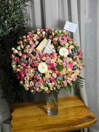 Elegant flower vase, mixed with baby pink