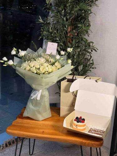A bouquet of flowers with a ganache cake