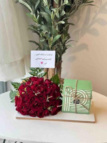 Flower arrangement on the stand with chocolate pat...