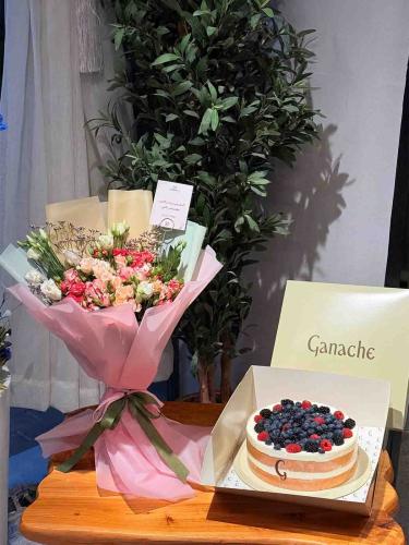 A luxurious bouquet with a large ganache cake