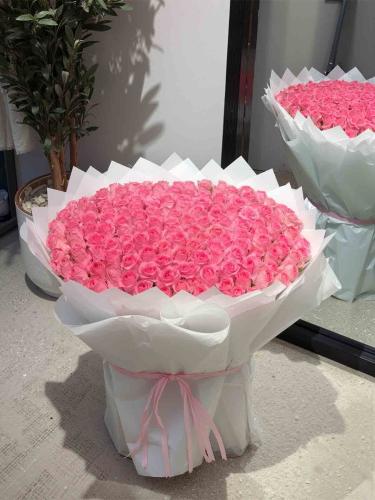 Pink flower bouquet, 100 flowers