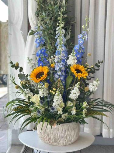 Elegant flower vase and facing