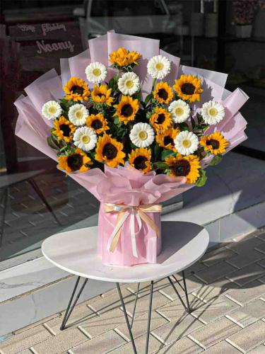 Sunflower bouquet yellow and white