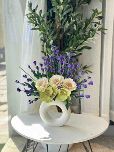 A calm coordination in shades of purple and beige