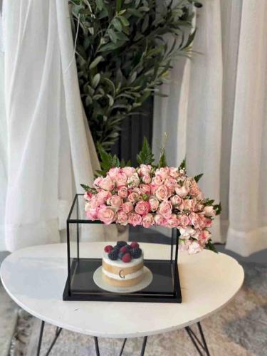 Glass box with roses with ganache cake
