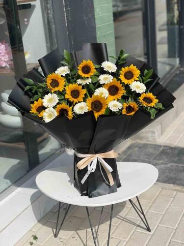 Black wrapping sunflower bouquet