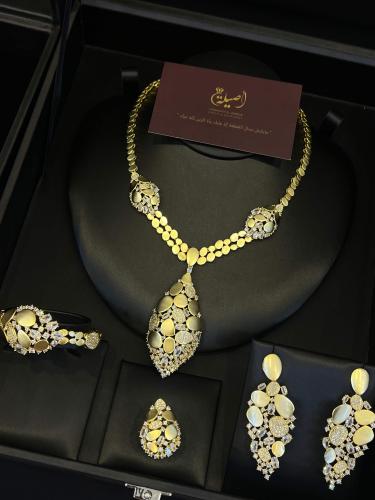 طقم بديل ذهب البقشي بالأبيض