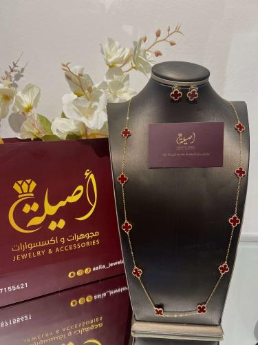 قلادة فان كليف احمر