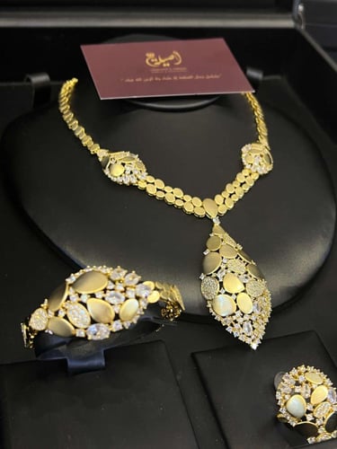 طقم بديل ذهب البقشي بالأبيض