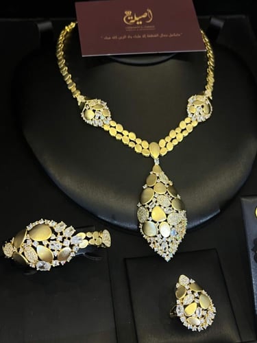 طقم بديل ذهب البقشي بالأبيض