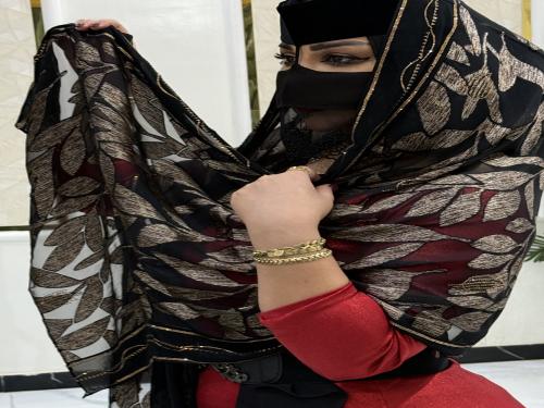 الشال لون أسود مع ذهبي