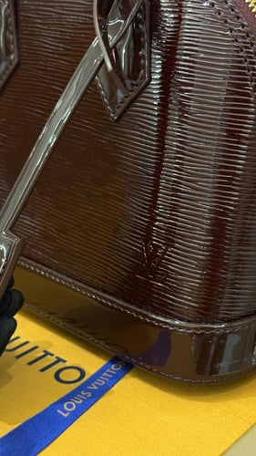 ال في عنابي لامع