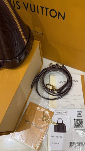 ال في عنابي لامع