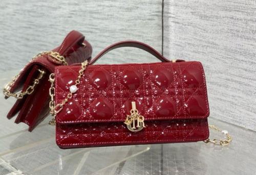 ديور عنابي لامع