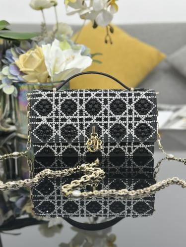 ديور (ميرور)