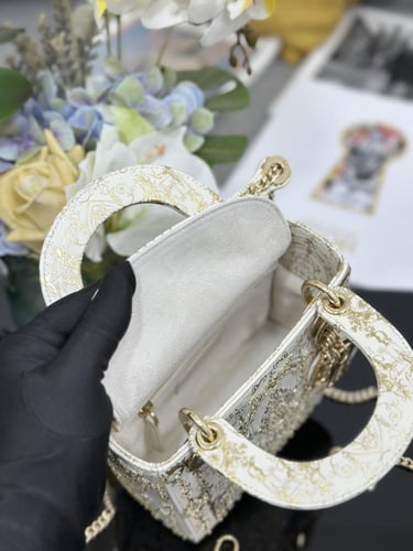 ليدي ديور (ميرور)